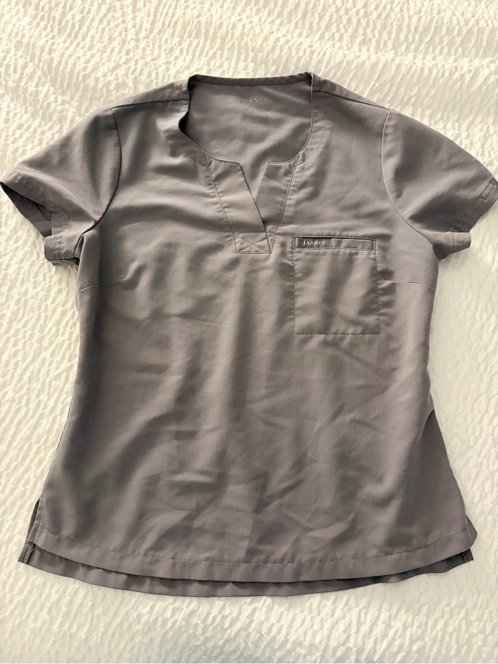 Jaanuu Women’s Gray V-Neck Medical Scrub Top Sz S